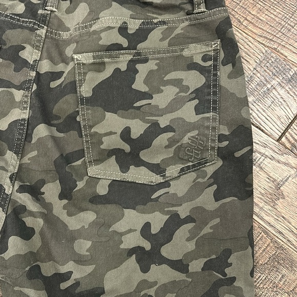 NWT Good Hart Skinny Ankle Camouflage Pants. - Picture 6 of 6